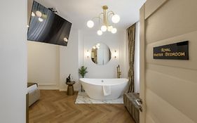 Eden Central Boutique Suites - Garden & Spacious Apartments
